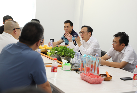 荊門市科技局王展歐局長帶隊赴艾克調研、指導工作